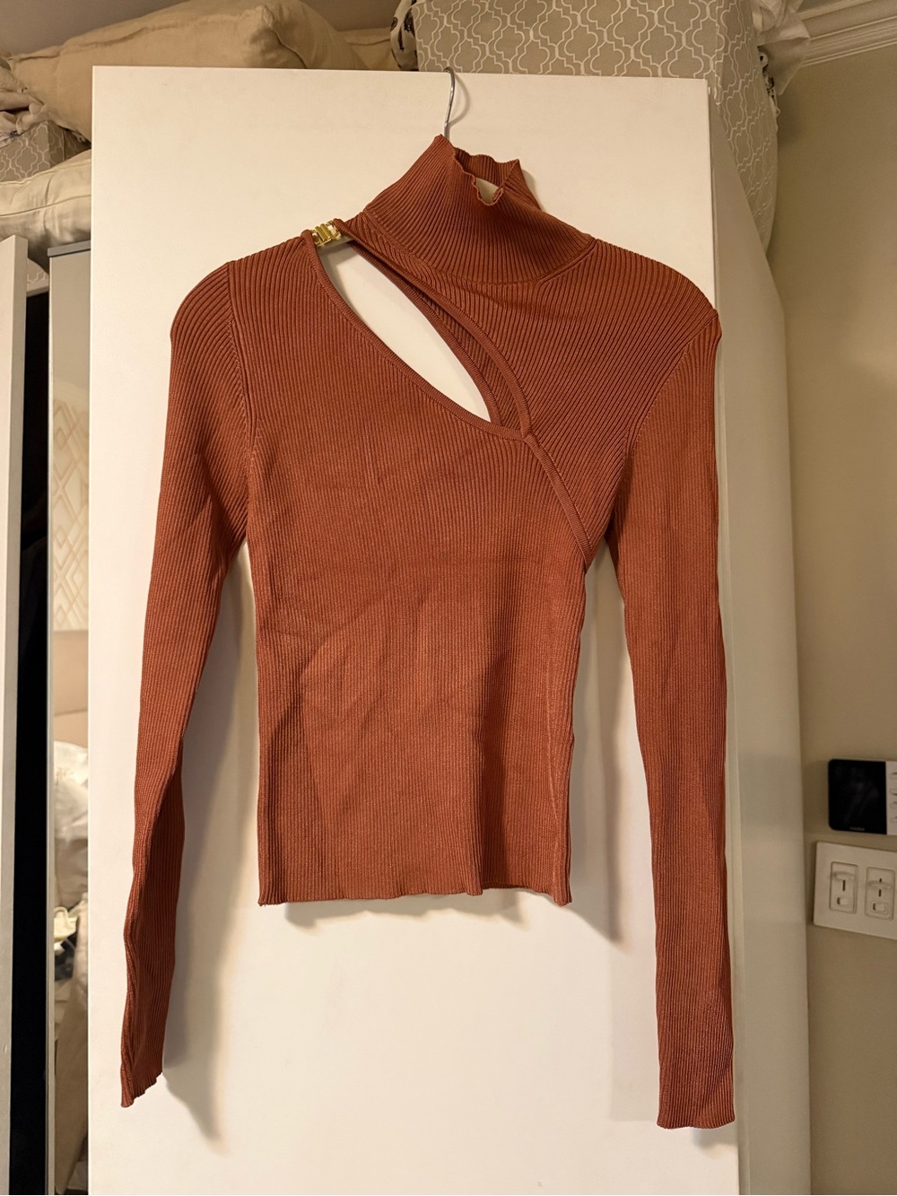 Ribbed Cutout Mock neck knit top - Rust